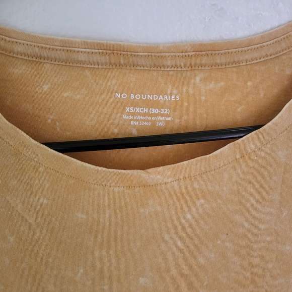 No Boundaries size XS (30-32) elongated  yellow tee shirt - Picture 3 of 3